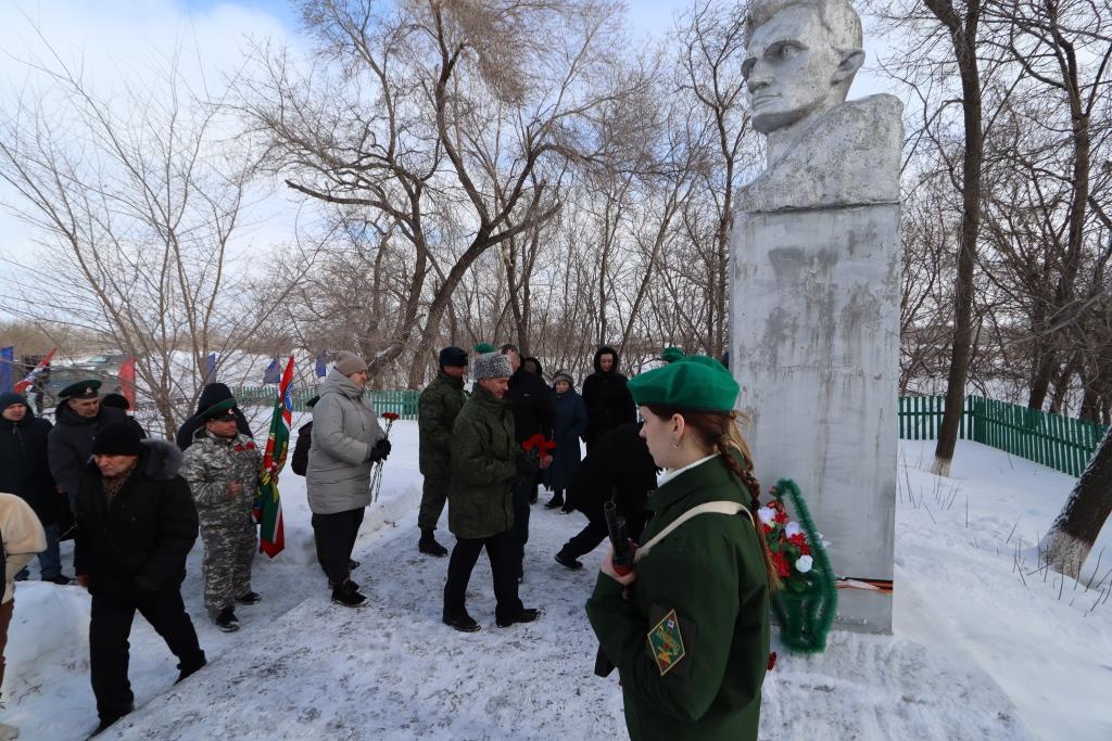 Герои живут в наших сердцах.